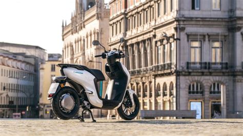 Check Out Yamahas Electric Neo Scooter Shifting Gears