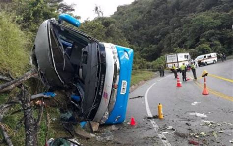 Colombia Al Menos Nueve Muertos Y Cinco Heridos En La Colisión De Un Camión Y Un Autobús En