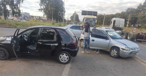 Dois carros colidem na Av dos Motéis no Conveima I Jornal Conquista