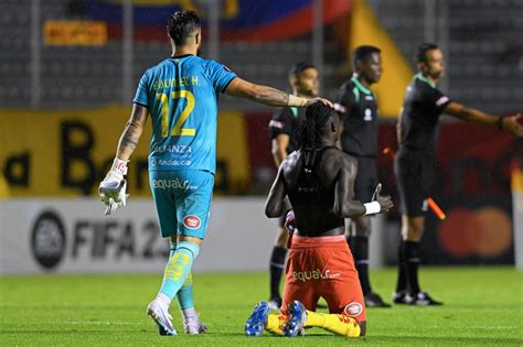 Derrota na Libertadores aumenta pressão em cima de Vítor Pereira no