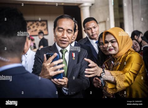 Joko Widodo Der Praesident Indonesiens Gibt Selfies Bei Einem Besuch