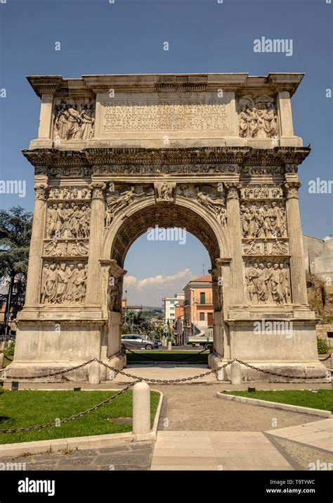 L arc de Trajan à Bénévent est un arc de triomphe romain et a été