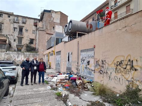 Babbo Natale Ripulisce Dai Rifiuti La Cabina Dell Enel In Piazza Giulio