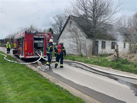 Voldsom brand i hus Vej spærret