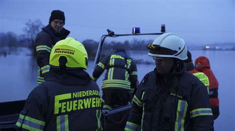 Riskante Fahrt endet im Hochwasser Männer von Feuerwehr gerettet