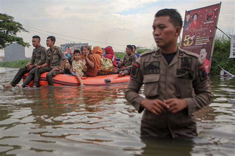 FOTO Banjir Setinggi 1 2 Meter Rendam Permukiman Warga Di Periuk Tangerang