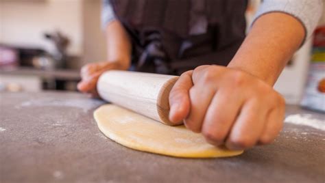 Le rouleau à pâtisserie étale toutes les pâtes