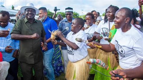 Kujiachilia See Stress Free Raila Odinga Dancing In Mombasa During Luo