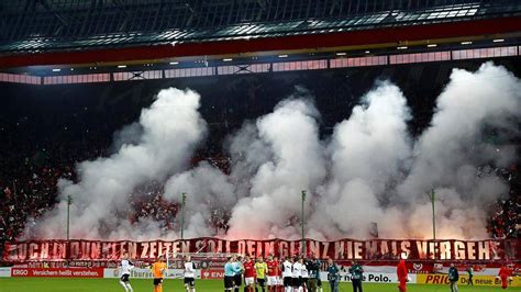 Dfb Pokal Fans Vom Fc Kaiserslautern Zeigen Choreographie Mit