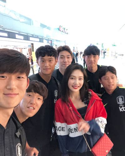 [selca] 180612 Red Velvets Joy With Fans At Inche Tumbex