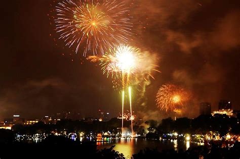 Chiêm ngưỡng màn pháo hoa lung linh rực sáng bầu trời Hà Nội đón năm