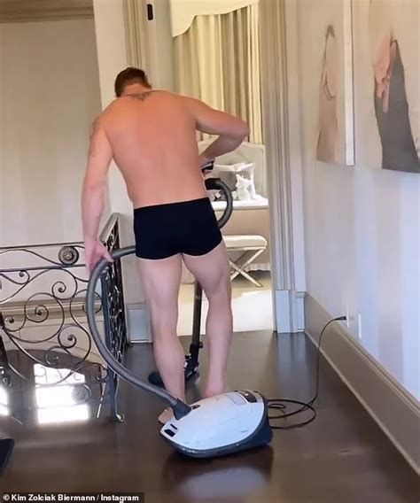 Kim Zolciak S Husband Kroy Biermann Vacuums In His Underwear After