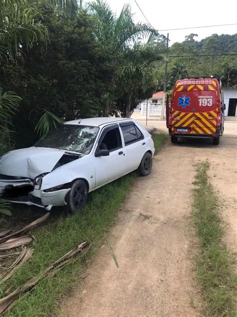 Carro Acerta Poste E Deixa Mulher Gravemente Ferida