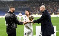 Karim Benzema A Prezentat Balonul De Aur Pe Bernabeu Imagini De