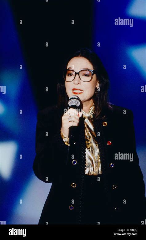 Nana Mouskouri Weltweit Erfolgreiche Griechische S Ngerin Im Bild Tv