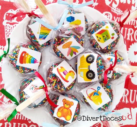 Pirulito de alfajor personalizado pra festa de aniversário no tema