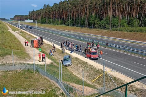 Wypadek Masowy Na S Pod Olesnem Poszkodowanych Zosta O Os B