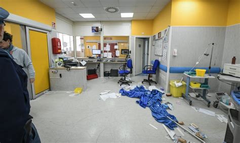 Napoli Ospedale Pellegrini Devastato Dai Parenti Del Enne Morto La