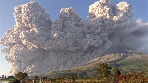 Vídeo mostra grande coluna de fumaça em erupção de vulcão na Indonésia