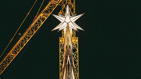 La Sagrada Fam Lia Ilumina Por Primera Vez Las Torres De Los