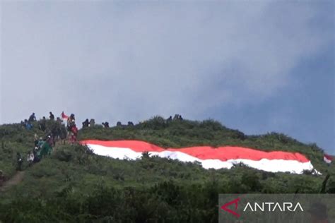 Seribuan Pendaki Gunung Kaba Rejang Lebong Bentangkan Bendera Raksasa