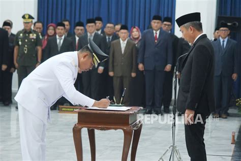 Pj Gubernur Jabar Lantik Kabiro Umum Kemendagri Jadi Pj Bupati Bogor