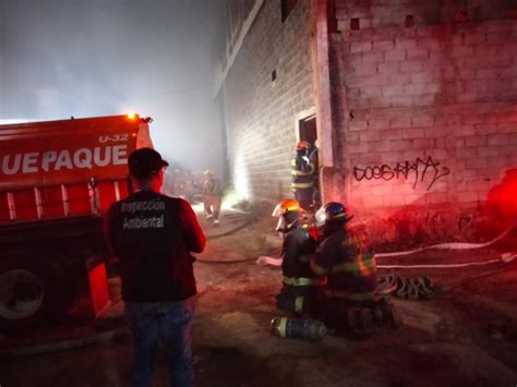 Sofocan incendio en fábrica de tarimas