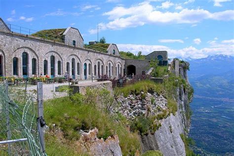 Pr S De Grenoble Ce Magnifique Fort Est Perch Sur Une Montagne