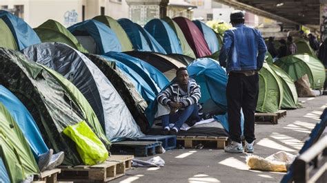 Paris La Police évacue Plusieurs Centaines De Migrants Du Campement