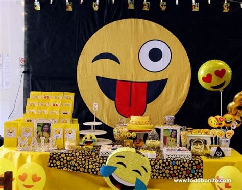 Mesa Decorada Con Emojis Todo Bonito Fiesta De Cumpleaños Emoji