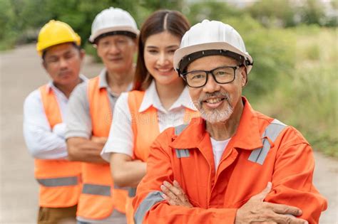 Grupo De Hombres Felices Y Mujer Ingenieros Con Traje De Salto