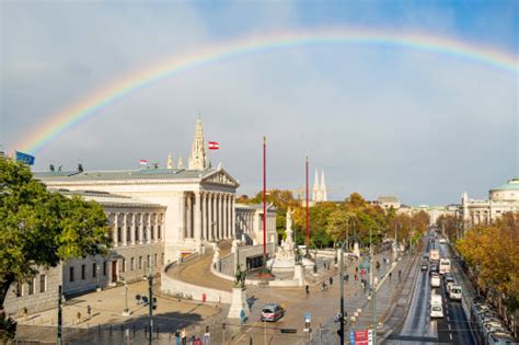 Regenbogen über dem Parlamentsgebäude Parlament Österreich