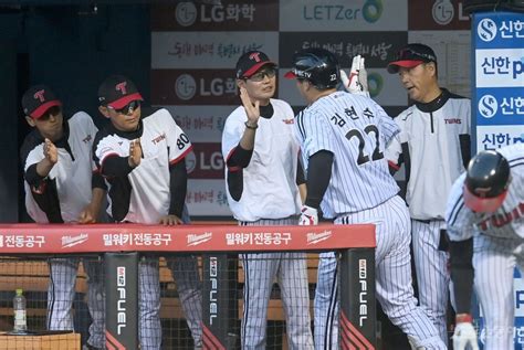 염경엽 감독 ‘김현수 홈런 축하해 포토 ｜스포츠동아