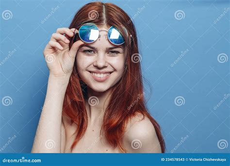 Perkutsche Rothaarfrau In Blauer Brille Mit Nackten Schultern Posiert Stockbild Bild Von