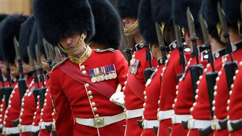 Por qué la Guardia Real inglesa usa esos sombreros AS