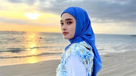 Gaya Inara Rusli Saat Liburan Di Pantai Bali Memesona Dengan Dress