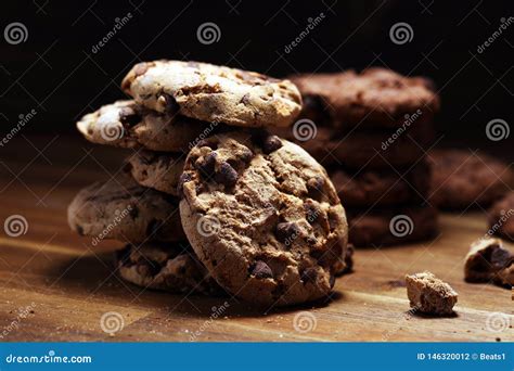 Cookies Do Chocolate Na Tabela De Madeira Chocolate Chip Cookies Foto