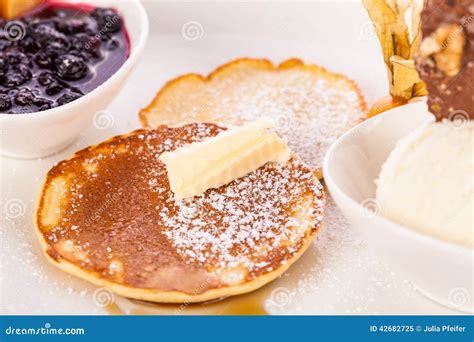 Crepes Dulces Sabrosas Con Helado Y El Desmoche De La Vainilla Imagen