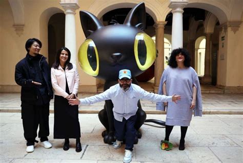 Rafael Calleja y su gato Mr Günter en el Centro Cultural Unicaja de