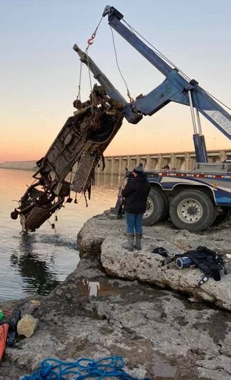 Mergulhadores Encontram 13 Carros Em Lago Nos EUA Enquanto Procuravam