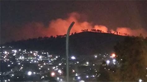 Fuerte incendio consume el cerro El Pino en los límites de