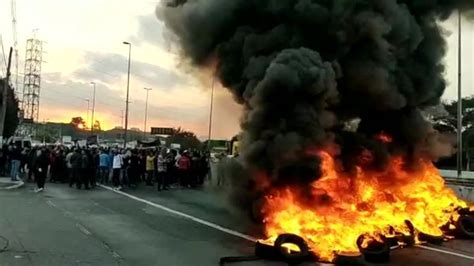 Manifestantes ateiam fogo em pneus e fecham pista da Marginal Tietê em