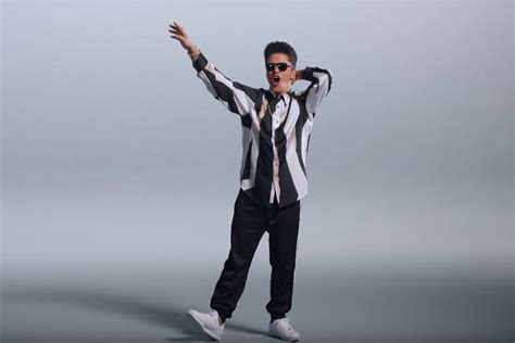 Bruno Mars Dances in Old-School Nikes for ‘That’s What I Like’ Video ...