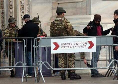 Allarme Terrorismo Metal Detector E Militari Il Duomo Di Milano