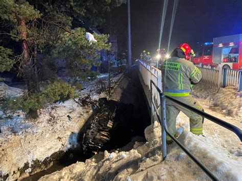 Wypadek w Czechowicach Dziedzicach Samochód wpadł do rzeki Zobacz