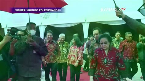 Momen Megawati Pecahkan Kendi Saat Resmikan Kapal Rs Terapung