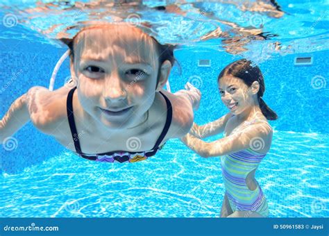 Les Enfants Heureux Nagent Dans La Piscine Sous L Eau Des Filles