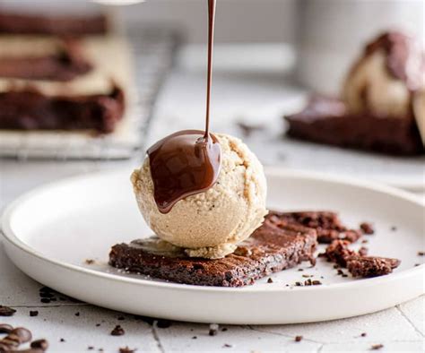 Gelado Vegan De Coco E Caf Brownies E Molho De Chocolate