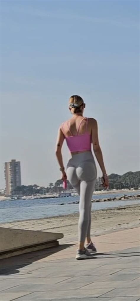 Hot Blonde Near The Beach Oc Spandex Leggings Yoga Pants Forum