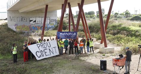 Una Treintena De Personas Se Concentran Para Exigir El Derribo Del